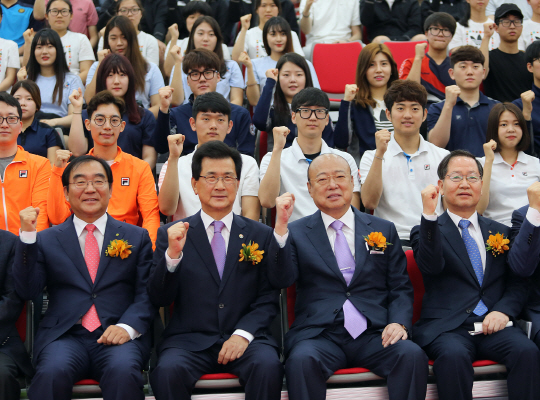 김승연(앞줄 오른쪽 두번째) 한화그룹 회장이 5일 오전 충북 청주종합사격장에서 개막한 ‘2016 한화회장배 사격대회’를 방문해 이승훈(〃왼쪽) 청주시장, 이시종(〃〃두번째) 충북도지사, 금춘수(〃오른쪽) 한화그룹 경영기획실 사장과 함께 선수들의 선전을 기원하며 주먹을 들어 보이고 있다. 그는 이날 대회에 참가한 사격 선수들을 격려한 후 장남인 김동관 한화큐셀 전무, 남성우 한화큐셀 대표(사장) 등과 함께 충북 진천 소재 한화큐셀 태양광 셀 공장을 방문해 생산시설을 점검했다고 한화그룹이 밝혔다. /사진제공=한화그룹