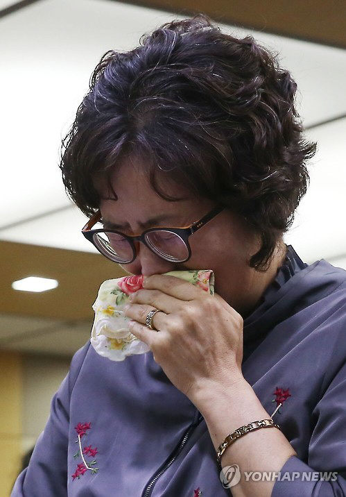 5일 오후 서울 서초동 서울지방변호사협회에서 사법연수원 41기 동기회 주최로 기자회견에서 김홍영 검사의 어머니 이기남 씨가 눈물을 흘리고 있다. /사진=연합뉴스