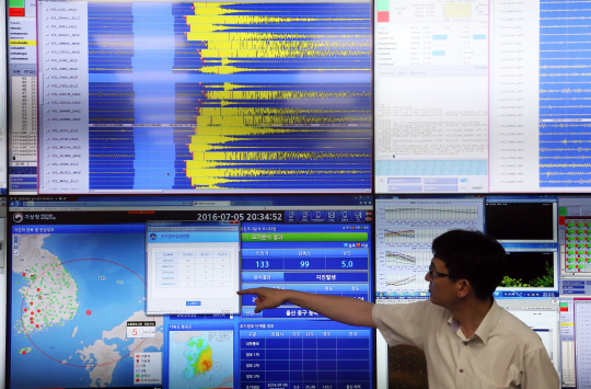 울산 동구 동쪽 해역에서 진도 5.0의 지진이 발생한 5일 서울 동작구 대방동 기상청 국가지진화산센터에서 관계자가 자료를 살피고 있다./연합뉴스