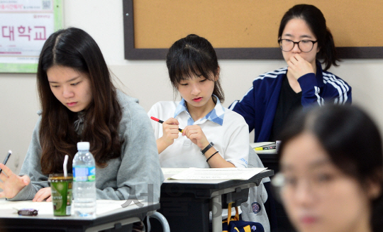 6일 오전 서울 은평구 신도고등학교에서 3학년 학생들이 전국연합학력평가 시험을 치르고 있다./송은석기자songthomas@sedaily.com