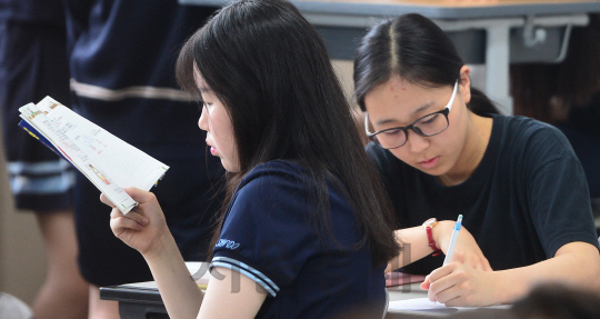 6일 오전 서울 은평구 신도고등학교에서 3학년 학생들이 전국연합학력평가 시험을 치르고 있다./송은석기자songthomas@sedaily.com