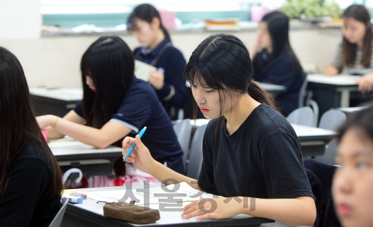 6일 오전 서울 은평구 신도고등학교에서 3학년 학생들이 전국연합학력평가 시험을 치르고 있다./송은석기자songthomas@sedaily.com