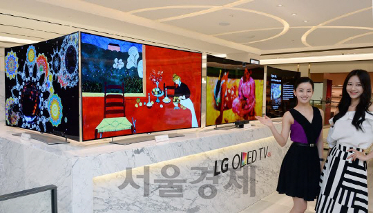 서울 명동 신세계 면세점에 전시된 LG전자 올레드 TV 모습/사진제공=LG전자