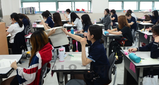 6일 오전 서울 은평구 신도고등학교에서 3학년 학생들이 전국연합학력평가 시험을 치르고 있다./송은석기자songthomas@sedaily.com