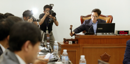 6일 오후 국회에서 열린 가습기 살균제 피해 진상규명을 위한 국정조사 특별위원회 전체회의에서 우원식 위원장이 조사계획서를 채택한 후 의사봉을 두드리고 있다.         /연합뉴스