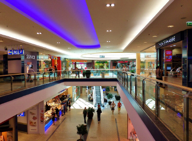 ‘시티 바캉스족’이 늘어나자 대형 백화점들도 휴가철 다양한 할인 이벤트를 준비 중이다./출처=구글