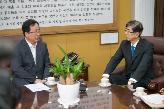 6일 이상식 부산경찰청장(오른쪽)이 김석준 교육감을 찾아 최근 발생한 학교전담 경찰관이 여고생과 성관계한 사건에 대해 공식사과하고 제도 개선에 협조를 당부했다./사진제공=부산경찰청