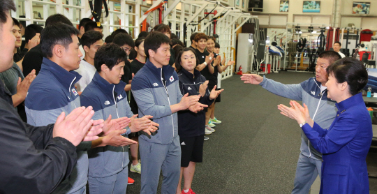 박근혜 대통령이 6일 오후 태릉선수촌을 방문해 2016 리우올림픽 선수단의 훈련을 참관하고 선수들을 격려했다. /출처=연합뉴스
