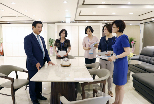 김경수(왼쪽) 에몬스가구 회장이 6일 인천 남동공단 에몬스 본사에서 진행된 하반기 신제품 품평회에서 주부 모니터링단에게 직접 제품을 소개하고 있다. /사진제공=에몬스가구