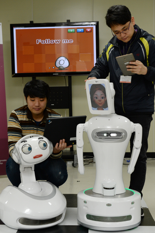 서울 한국과학기술연구원(KIST) 홍릉캠퍼스 로봇미디어연구소 로봇사업단에서 연구원들이 로봇들을 살펴보고 있다./권욱기자