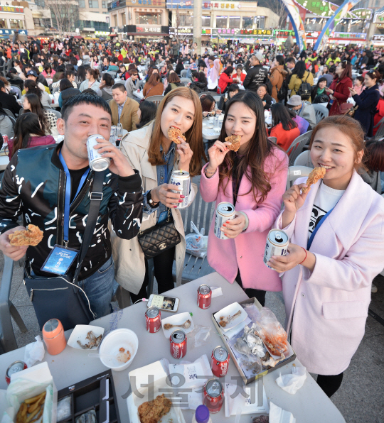 지난 3월 인천시 중구 월미 문화의 거리에서 열린 치맥축제에서 4,500명의 중국 아오란그룹 직원들이 치킨과 맥주를 들고 포즈를 취하고 있다./인천=송은석기자