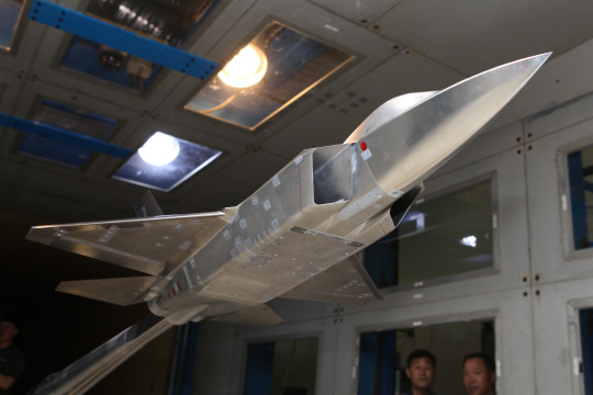 한국형 전투기(KF-X)의 풍동 실험 모델. 유난히 매끈한 기체 형상으로 볼 때 내부 무장 공간이 부족한 것 아니냐는 논란이 일고 있다.