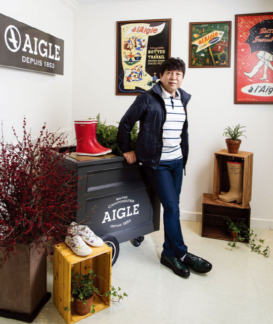 에이글에서 만든 바람막이 재킷을 입은 최영익 동일에이글 대표.