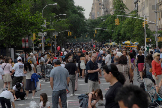 차량이 통제된 맨해튼 5번가에서 뉴요커와 관광객들이 뮤지엄마일 페스티벌을 즐기고 있다. / 출처: museum mile festival 페이스북