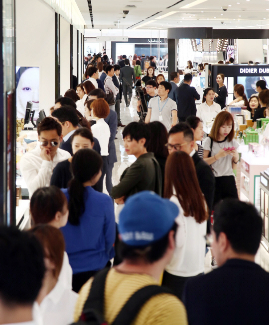 서울 명동 신세계면세점에서 고객들이 쇼핑을 하고 있다. 이달 갤러리아63이 전면 개장에 합류하면서 서울 시내 신규 면세점들의 무한경쟁이 본격화되고 있다.  /사진제공=신세계면세점