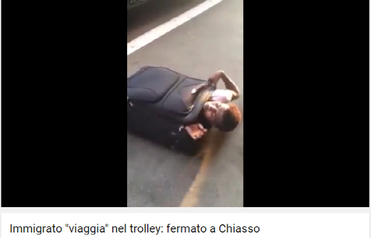 여행용 가방에 몸을 숨기고 기차로 스위스-이탈리아 국경을 넘던 아프리카 난민 청년이 스위스 국경수비대에 적발됐다. /출처=유투브 화면 캡쳐