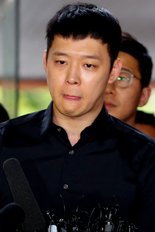 가수 겸 배우 박유천이 지난달 30일 오후 성폭행 피의자 신분으로 조사를 받기 위해 서울 강남경찰서로 들어서고 있다. / 사진=연합뉴스