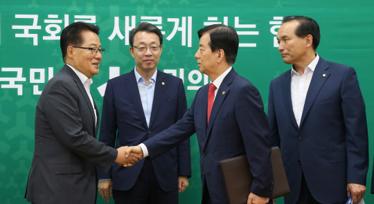 박지원(왼쪽) 국민의당 비상대책위원장과 한민구(〃 세번째) 국방부 장관이 8일 오전 국회에서 만나 악수하고 있다. 국민의당 관계자는 “이날 방문은 사드 배치 관련 사전설명이 될 것”이라고 밝혔다.  /연합뉴스