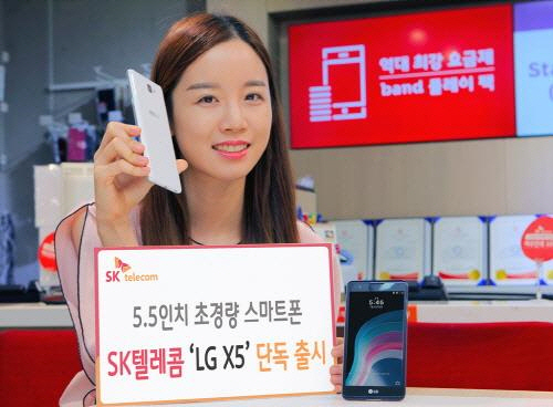 SK텔레콤 모델이 8일 출시되는 초경량의 5.5인치급 스마트폰인 ‘LG X5’를 소개하고 있다. /사진제공=LG전자