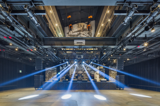 현대카드 뮤직라이브러리 지하 2층에 있는 ‘언더스테이지’ 공연장. 지하 1층의 렌털 스튜디오와는 천장이 뚫려 있어 공간을 공유하는 모습을 하고 있다.  /사진제공=현대카드