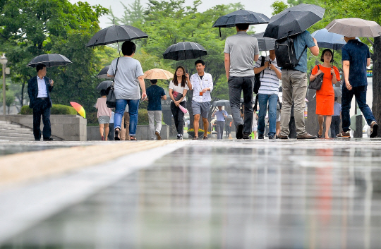 시민들이 우산을 쓰고 비가 내리는 거리를 걷고 있다. 장마와 태풍이 이어지며 고온다습한 날씨가 계속되는 시기에는 음식물이 상하기 쉽고 각종 피부질환 발생 가능성도 높은 만큼 청결에 더욱 신경을 써야 한다.  /서울경제DB