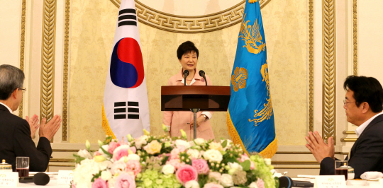 박 대통령 '경제·국민 생각에 마음 무겁다'...'절체절명의 위기'