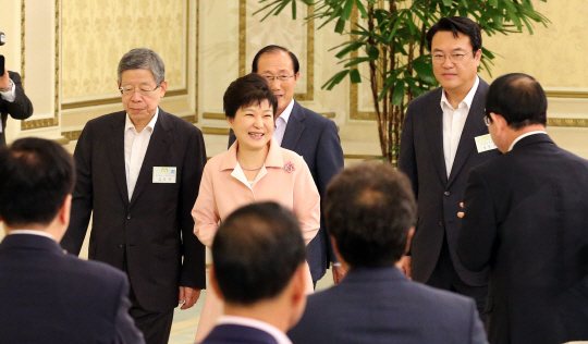 박근혜 대통령이 8일 청와대에서 열린 새누리당 지도부 및 국회의원 오찬에 참석하고 있다./연합뉴스