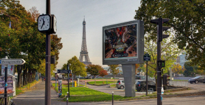 컴투스는 지난해 10월 프랑스 파리에서 열린 ‘Paris Games Week(파리 게임스 위크)’에서 ‘서머너즈 워’ 광고를 했다. 사진은 프랑스 에펠탑 부근의 ‘서머너즈 워’ 광고판/사진제공=컴투스