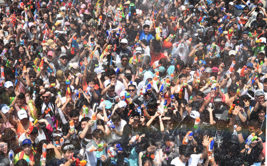 10일 오후 서울 서대문구 신촌 연세로에서 열린 '물총 놀이 한 판! 제4회 신문물총축제'에서 시민들이 즐거운 시간을 보내고 있다./이호재기자.s020792@sedaily.com