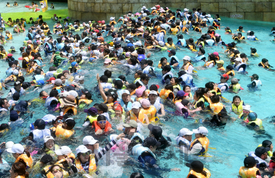 전국 대부분 지역에 폭염특보가 발효된 10일 경기도 용인시 캐리비안베이를 찾은 시민들이 물놀이를 즐기고 있다./용인=권욱기자ukkwon@sedaily.com