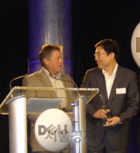 김우식(오른쪽) CSOT 총괄 대표가 지난 2007년 LG필립스LCD IT사업부장 재직 당시 미국 PC업체 델(Dell)로부터 ‘올해의 최우수 공급업체’상을 받고 있다.