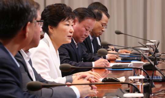 박근혜 대통령이 11일 청와대에서 대통령비서실 수석비서관회의를 주재하고 있다. /연합뉴스