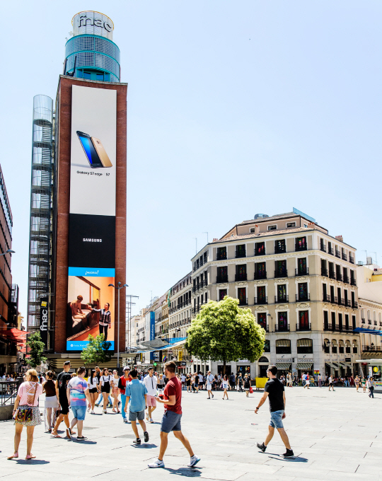 삼성전자가 스페인 마드리드 까야오 광장에 설치한 가로 6m, 세로 37m의 초대형 LED 옥외 전광판 모습. 삼성전자 아웃도어용 스마트 LED 사이니지가 사용돼 계절과 날씨에 관계없이 가동할 수 있다. /사진제공=삼성전자