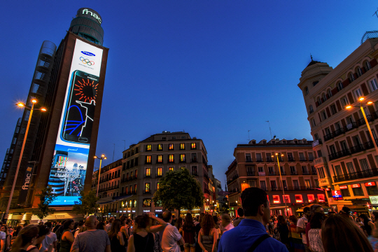 삼성전자가 스페인 마드리드 까야오 광장에 설치한 가로 6m, 세로 37m의 초대형 LED 옥외 전광판 모습. 삼성전자 아웃도어용 스마트 LED 사이니지가 사용돼 계절과 날씨에 관계없이 가동할 수 있다. /사진제공=삼성전자