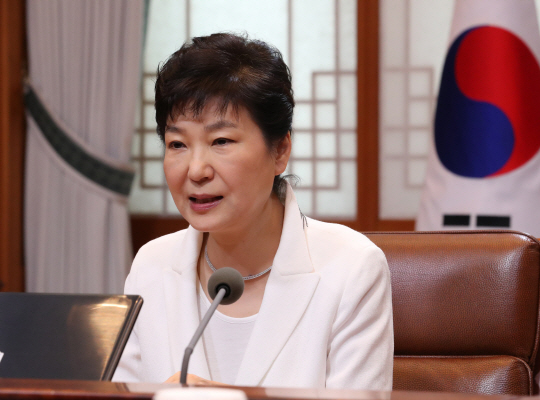 박근혜 대통령이 11일 오전 청와대에서 열린 수석비서관회의에서 발언하고 있다.  /연합뉴스