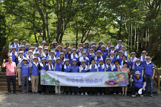 박중흠 삼성엔지니어링 사장(뒷줄 오른쪽 여섯번째) 등 임직원들이 9일 자매결연 마을인 강원도 횡성군 살구마을 봉사활동에 나서기 전 기념촬영을 하고 있다./사진제공=삼성엔지니어링