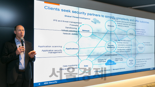 마크 반 자델호프 IBM 본사 보안 사업부 총괄 대표가 11일 서울 여의도 한국IBM 본사에서 ‘코그너티브’ 보안 솔루션을 설명하고 있다. /사진제공=한국IBM