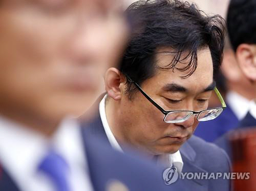 “민중은 개·돼지”라고 발언해 논란이 된 나향욱 교육부 정책기획관이 11일 국회 교육문화체육관광위원회에 출석해 발언에 대해 사과했다. /연합뉴스