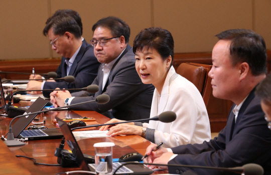 박근혜 대통령이 11일 오전 청와대에서 열린 수석비서관회의를 주재하고 있다. 박 대통령은 고고도미사일방어체계(THAAD·사드) 문제와 관련해 “북한의 핵·미사일 위협은 대한민국 미래와 국민의 생존이 걸린 아주 중요한 절체절명의 문제”라며 논란 확산을 차단하고 정면 돌파하겠다는 의지를 밝혔다.  /연합뉴스