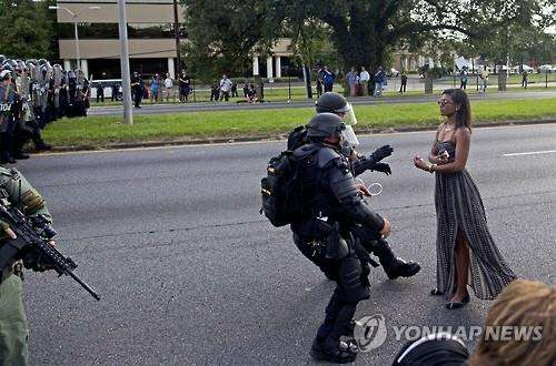한 장의 사진이 경찰의 흑인 과잉진압에 저항하는시위에 큰 반향을 일으키고 있다. / 출처= 연합뉴스