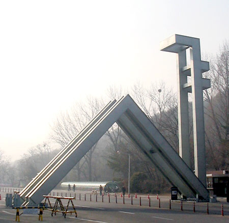 서울대학교 약대가 PEET를 통한 3학년 편입생 선발 방식에서 1학년 신입생 선발 방식으로 학제 개편에 나섰다./출처=구글