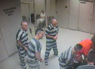 한 교도소의 탈옥한 죄수들이 쓰러진 교도관을 돕고 있다./출처=WFAA-TV 페이스북 동영상 캡쳐