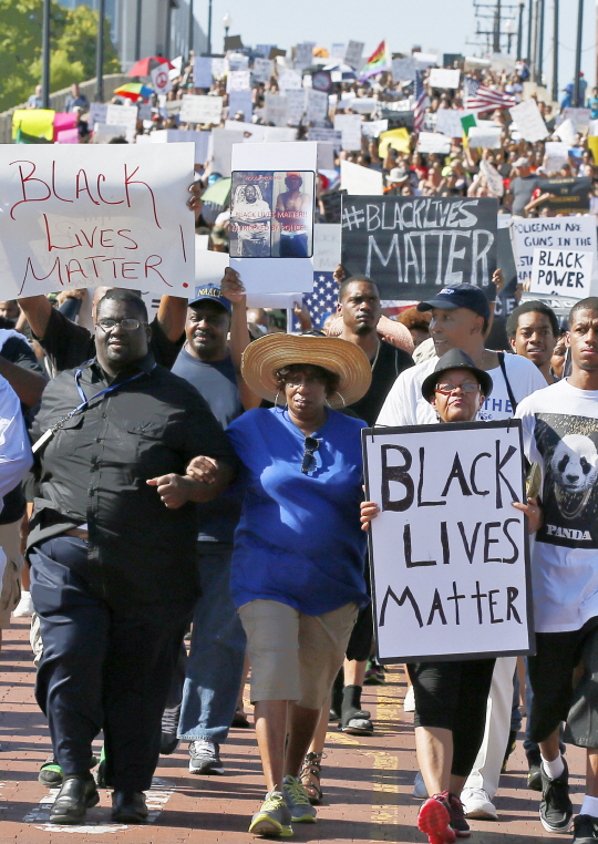 <YONHAP PHOTO-1929> People march in a Black Lives Matter rally in Oklahoma City, Sunday, July 10, 2016. Police estimated the crowd at the rally as 2,000 to 2,500 people. (AP Photo/Sue Ogrocki)/2016-07-11 10:51:30/  <?묎텒????1980-2016 ?쒖뿰?⑸돱?? 臾대떒 ?꾩옱 ?щ같??湲덉?.>