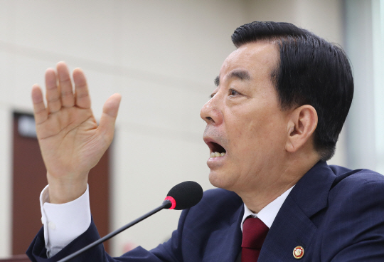 한민구 “사드 배치, 중·러 반발에 좌우될 문제 아냐”  한민구 국방부 장관이 11일 오후 국회에서 열린 국방위원회 전체회의에서 사드배치와 관련한 의원들의 질의에 답변하고 있다. /연합뉴스