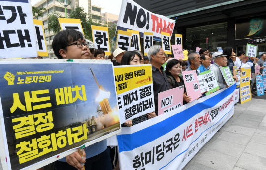 ‘평화와 통일을 여는 사람들’ 등 진보 시민단체 회원들이 11일 서울 종로구 창조경제혁신센터 앞에서 미국의 고고도미사일방어체계 사드(THAAD)의 한국 배치 결정 철회를 요구하는 기자회견을 하고 있다.  /권욱기자