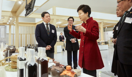 지난 3월2일 서울 동대문디자인플라자(DDP)에서 열린 ‘한국문화 및 우수문화상품 전시회’를 박근혜 대통령이 둘러보고 있다.