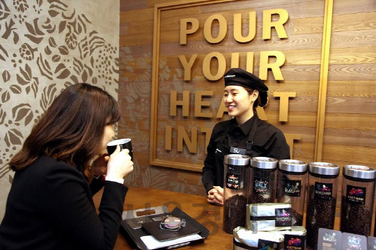 스타벅스 매장에서 바리스타가 고객에게 커피를 소개하고 있다./사진제공=스타벅스커피코리아