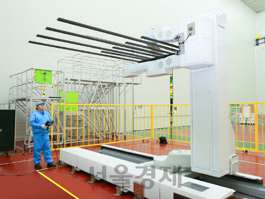 현대중공업 직원이 중국 VDT로부터 수주한 6세대 LCD 운송로봇을 작동시키고 있다. /사진제공=현대중공업