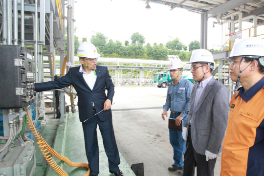 송석두(사진 오른쪽에서 두번째) 대전시 행정부시장이 대전시 유성구 금고동 소재 대한송유관공사를 방문해 폭염기 위험물 시설 안전관리 상태를 점검하고 있다. 사진제공=대전시