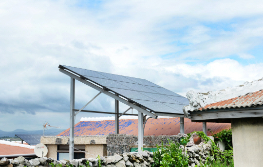 국내 최초의 ‘에너지 자립섬’ 가파도는 풍력과 태양열로 자체 생산한 전기만 쓴다. 가파도의 한 주택에 설치된 태양광 집열판.  /가파도=박홍용기자